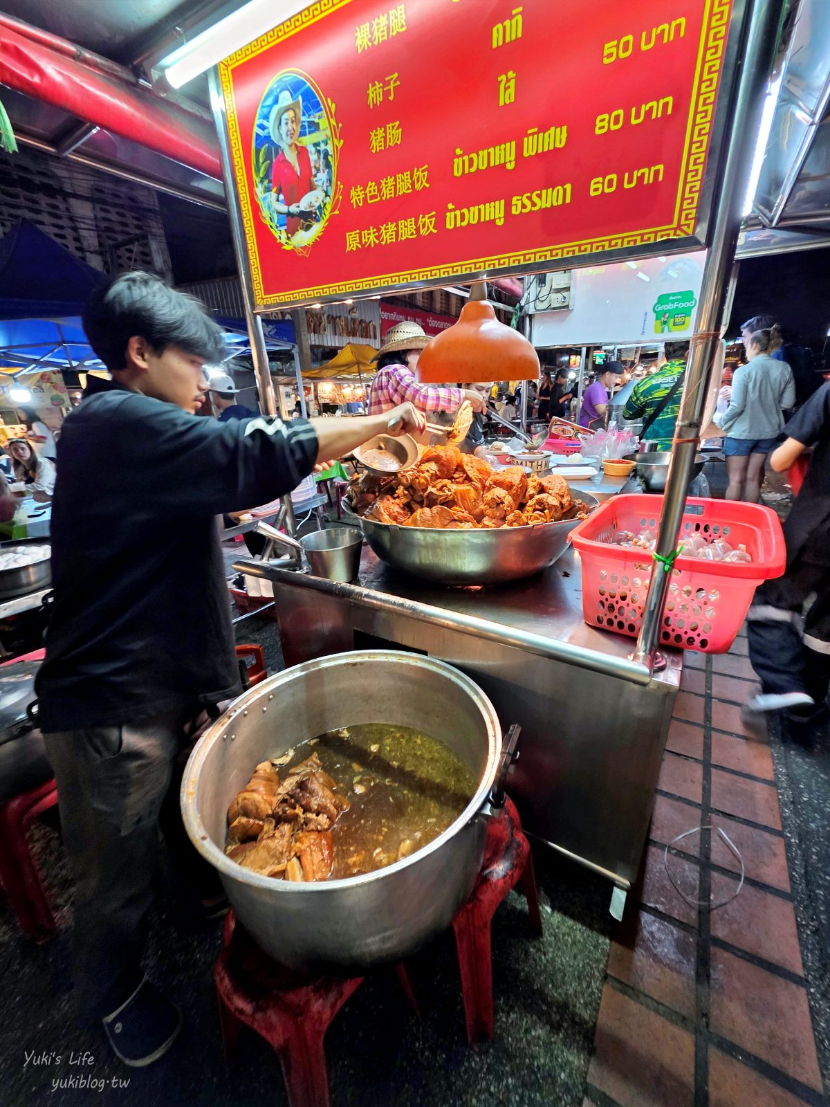 20260126174012_0_e876c7 【清邁古城】北門夜市 Chang Phuak Market，每天都有開！美食控超愛鳳飛飛豬腳飯、泰式炒壽喜燒、銷魂香蕉煎餅