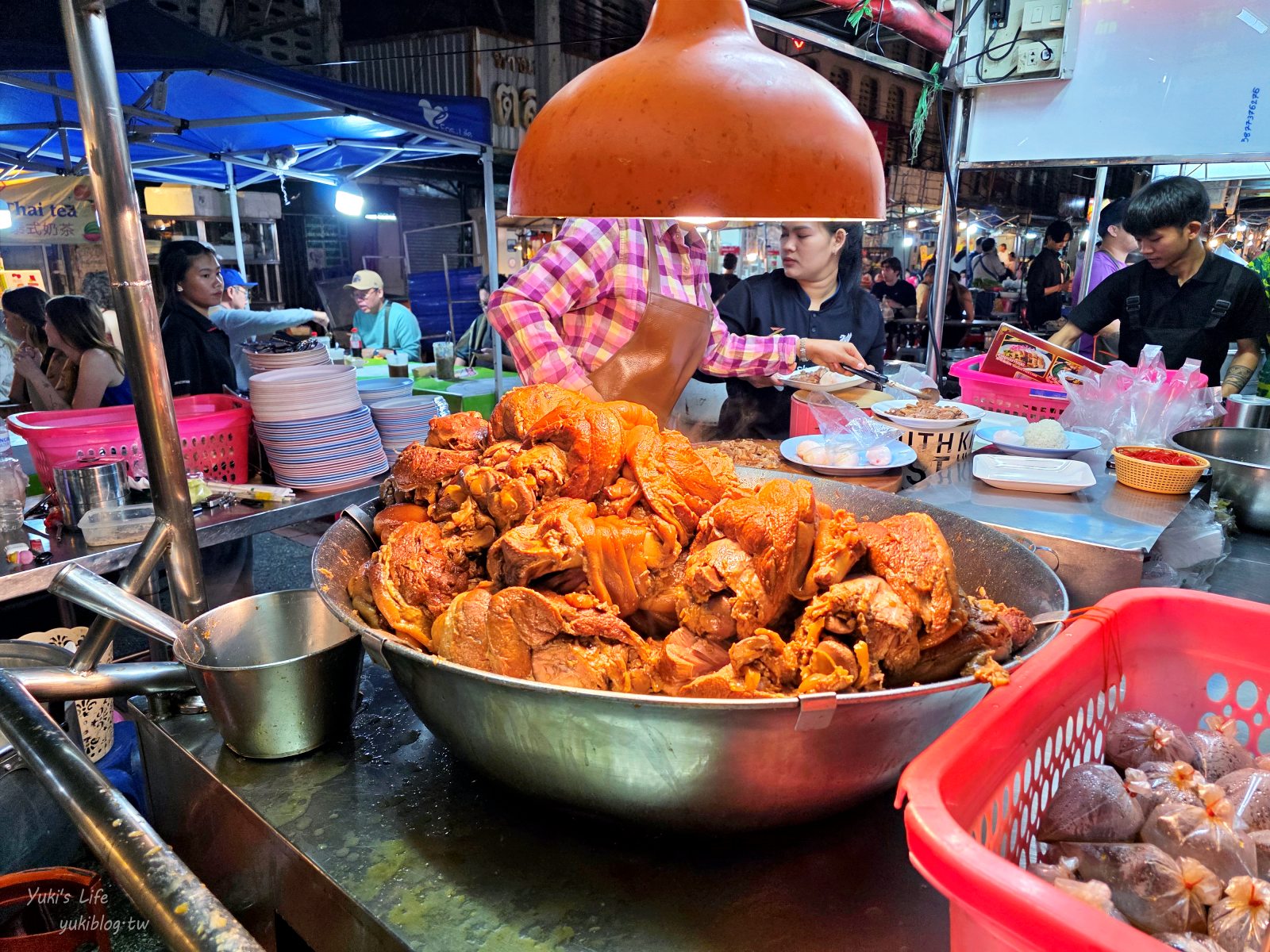 20260126174013_0_c0b537 【清邁古城】北門夜市 Chang Phuak Market，每天都有開！美食控超愛鳳飛飛豬腳飯、泰式炒壽喜燒、銷魂香蕉煎餅