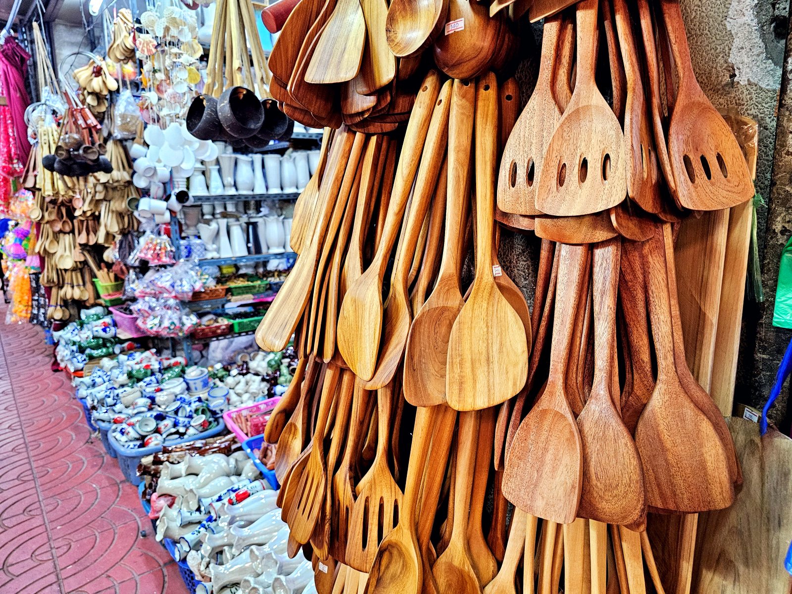 20260126190252_0_1eb237 【清邁百年市場】瓦洛洛市場：銅板價美食、超值伴手禮，挖寶天堂！