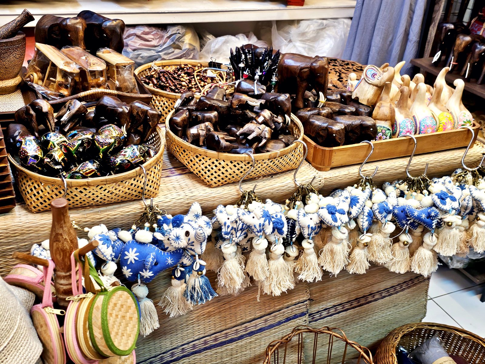 20260126190252_0_b3be9d 【清邁百年市場】瓦洛洛市場：銅板價美食、超值伴手禮，挖寶天堂！