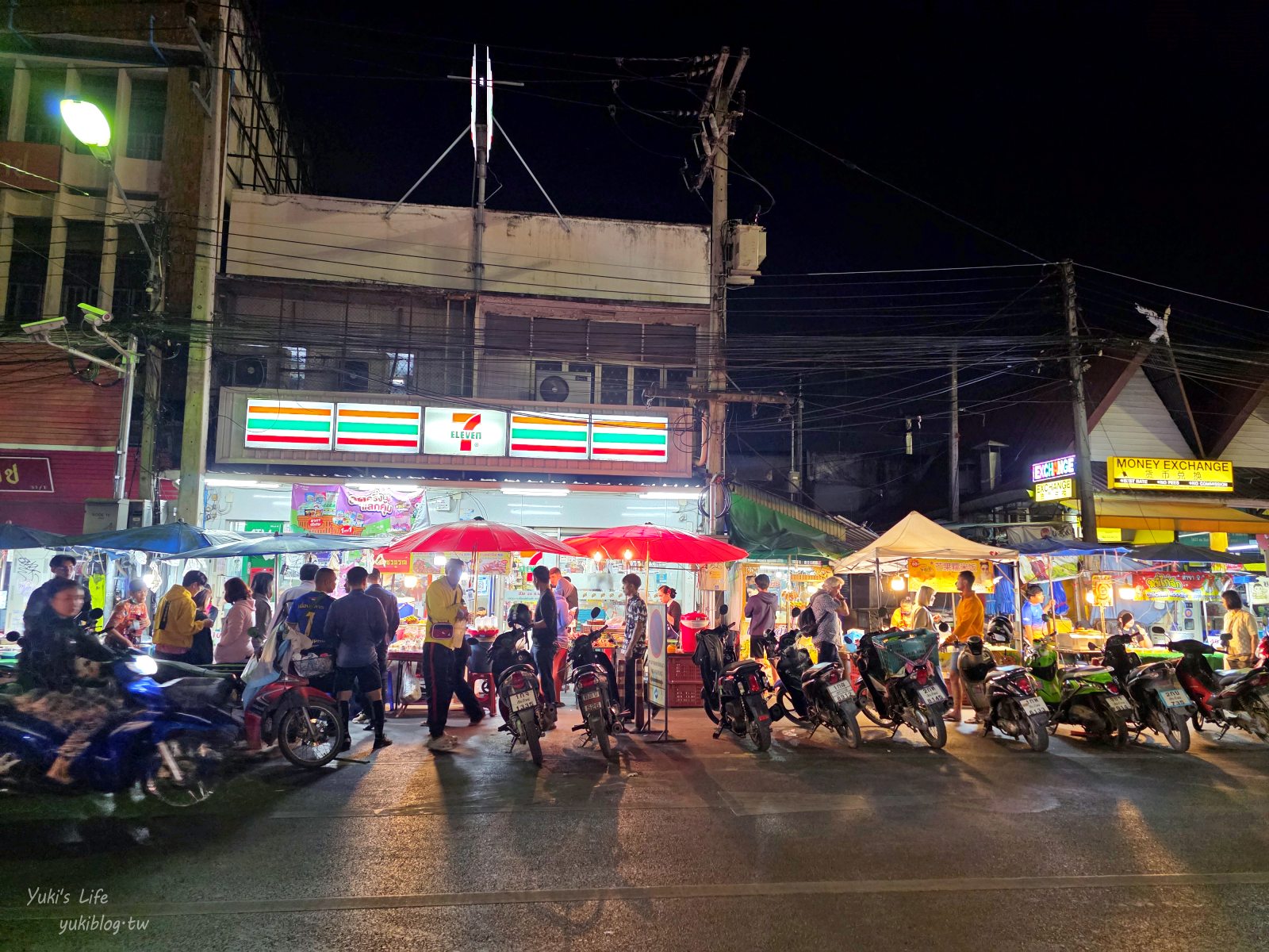 20260127170007_0_949129 【泰國清邁】清邁市場，來去逛銅板價夜市！好吃的KFG炸雞、20銖冰沙必喝！