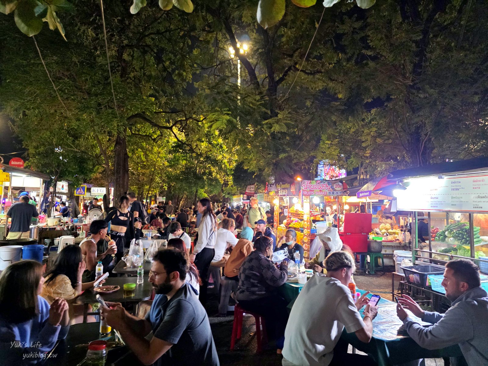 20260127170009_0_a0becc 【泰國清邁】清邁市場，來去逛銅板價夜市！好吃的KFG炸雞、20銖冰沙必喝！