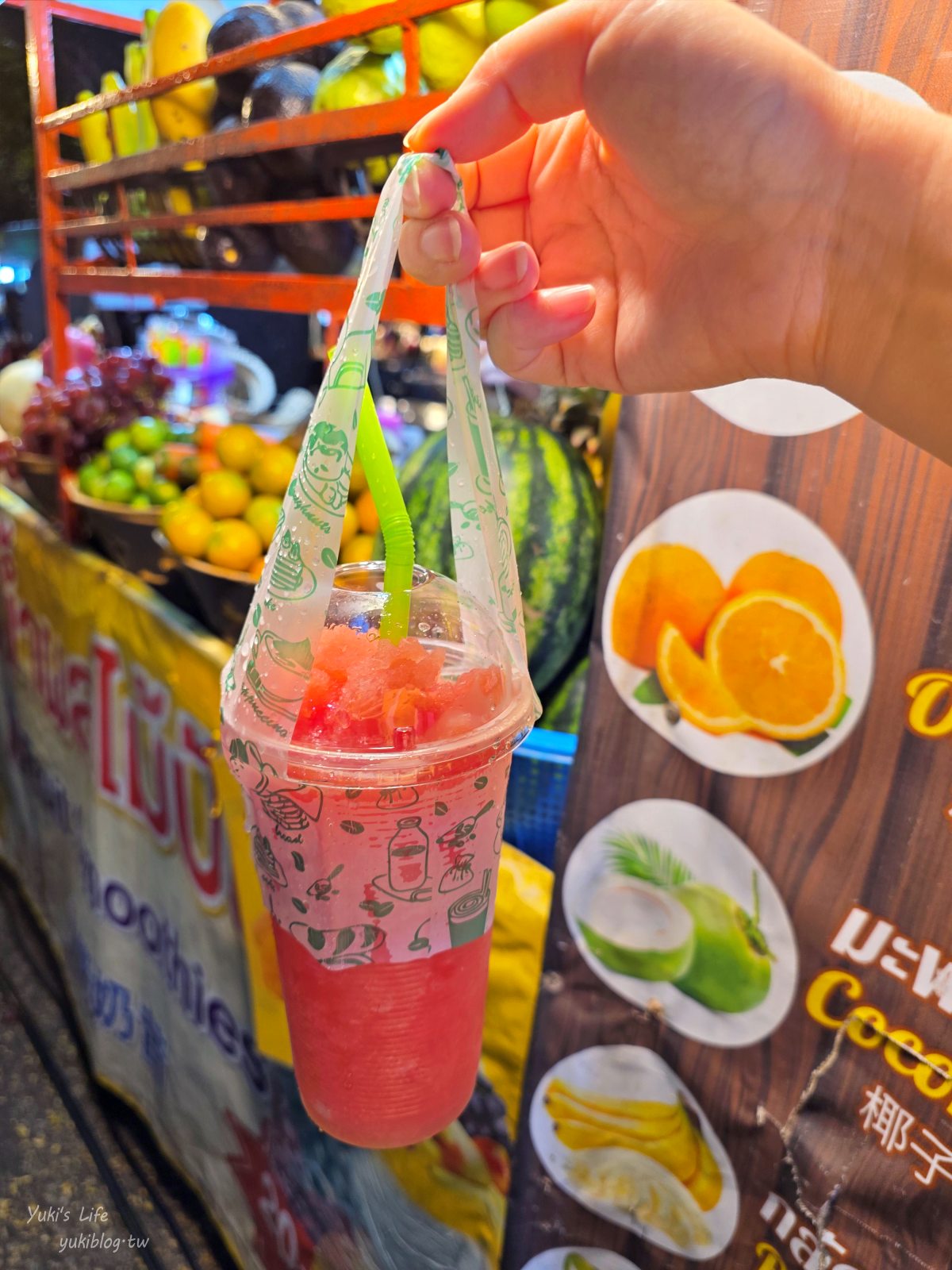 20260127170420_0_8b4c74 【泰國清邁】清邁市場，來去逛銅板價夜市！好吃的KFG炸雞、20銖冰沙必喝！