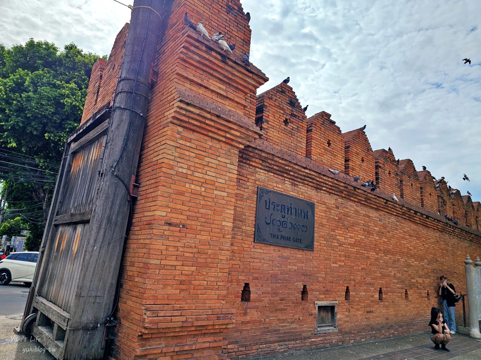 20260127172126_0_61f512 【泰國清邁古城】塔佩門,免門票必訪景點!跟鴿子互動、古城門拍美照,順遊瓦洛洛市場