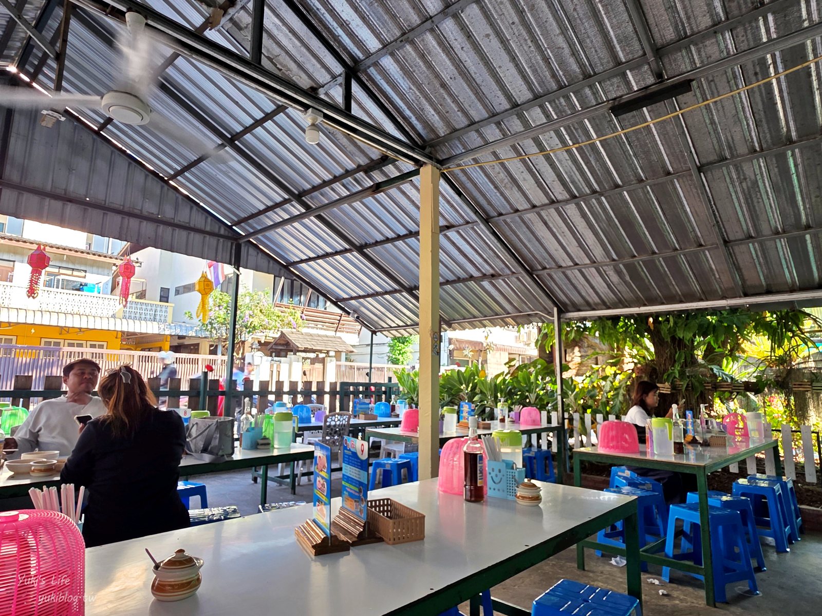 20260313142846_0_9c7f90 【清邁必吃美食】3元船麵「Kuaytiaw 3 Baht」CP值爆表！挑戰堆疊高塔的冒險，打卡必訪！