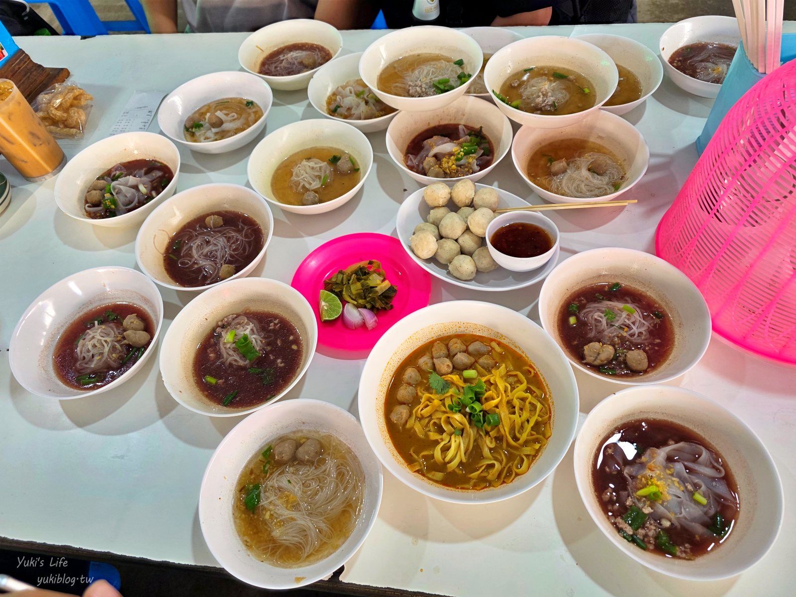 20260313143005_0_8398b3 【清邁必吃美食】3元船麵「Kuaytiaw 3 Baht」CP值爆表！挑戰堆疊高塔的冒險，打卡必訪！