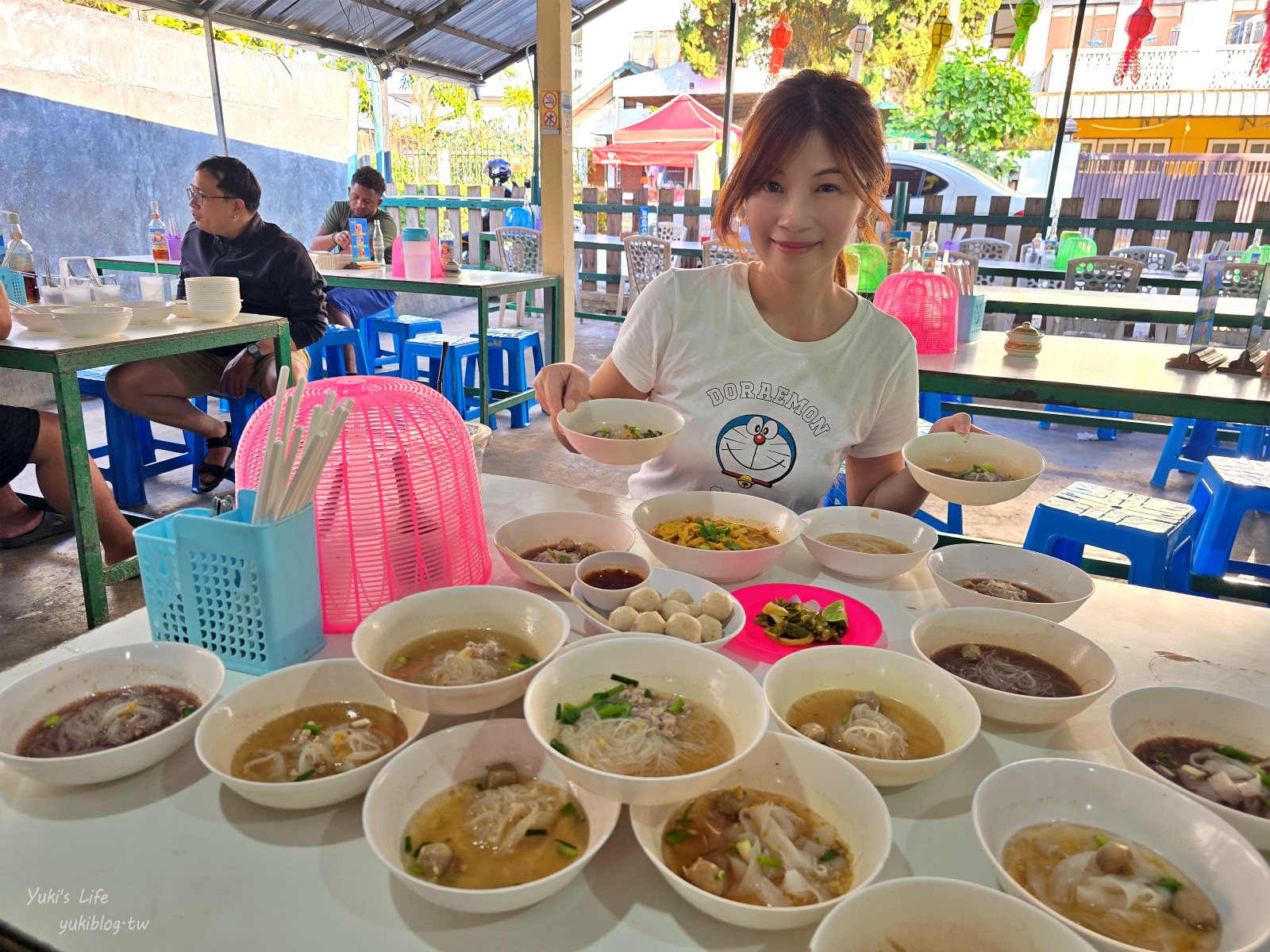 20260313143006_0_47d846 【清邁必吃美食】3元船麵「Kuaytiaw 3 Baht」CP值爆表！挑戰堆疊高塔的冒險，打卡必訪！