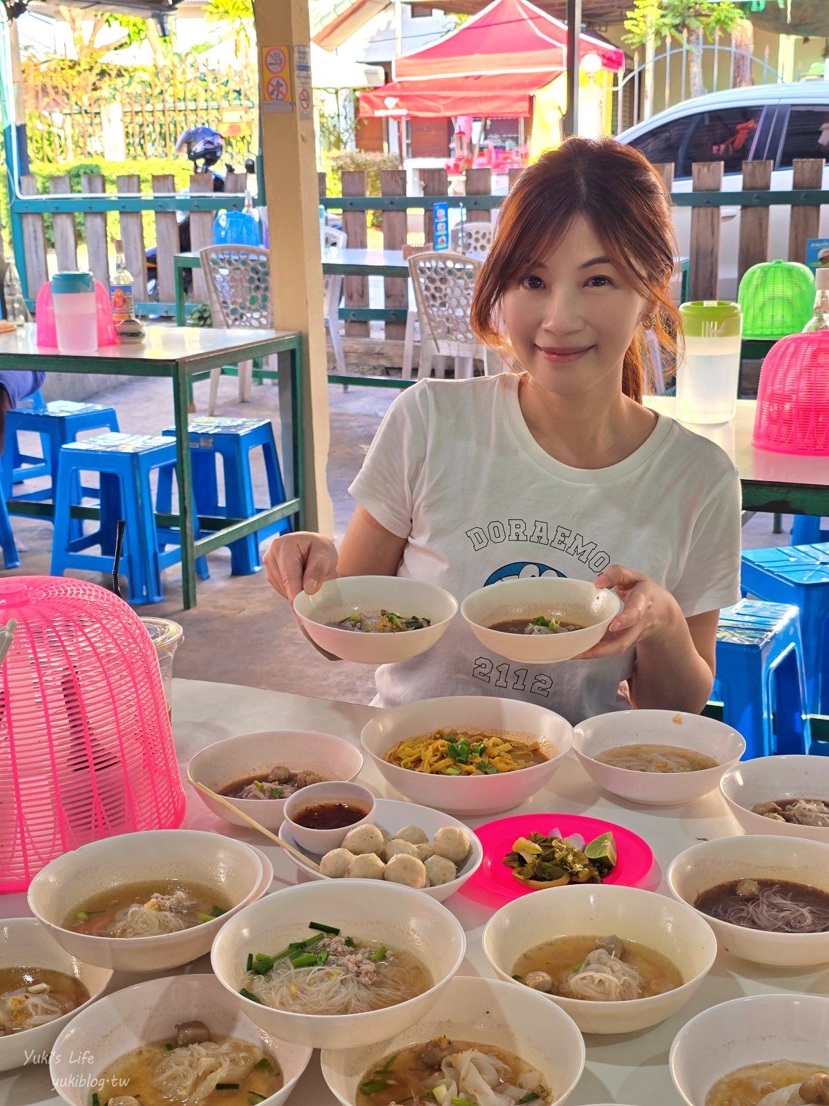 20260313143006_0_d1d3d1 【清邁必吃美食】3元船麵「Kuaytiaw 3 Baht」CP值爆表！挑戰堆疊高塔的冒險，打卡必訪！