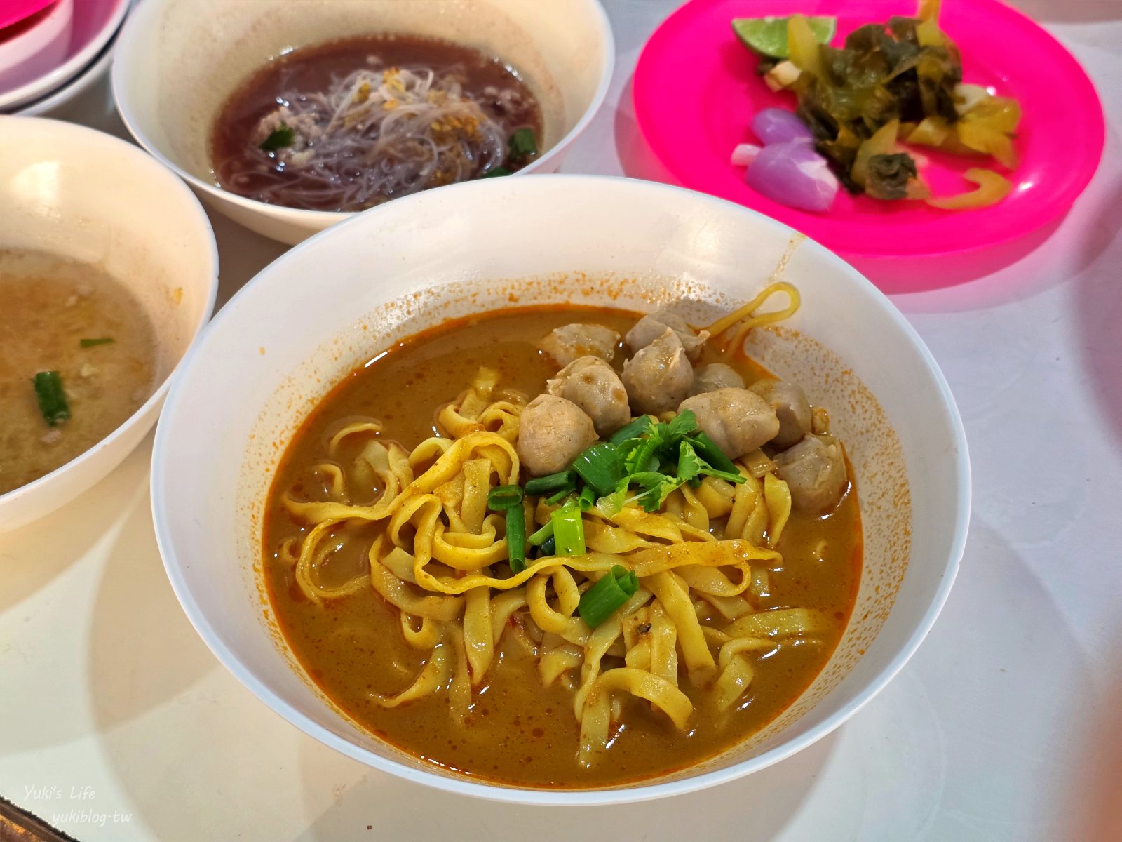 20260313143054_0_81278c 【清邁必吃美食】3元船麵「Kuaytiaw 3 Baht」CP值爆表！挑戰堆疊高塔的冒險，打卡必訪！