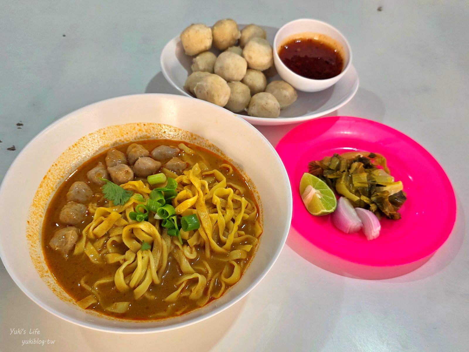 20260313143054_0_9d6089 【清邁必吃美食】3元船麵「Kuaytiaw 3 Baht」CP值爆表！挑戰堆疊高塔的冒險，打卡必訪！