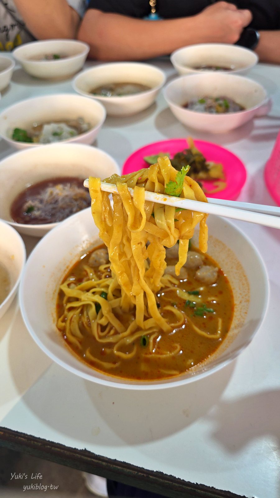 20260313143105_0_9bc7c0 【清邁必吃美食】3元船麵「Kuaytiaw 3 Baht」CP值爆表！挑戰堆疊高塔的冒險，打卡必訪！