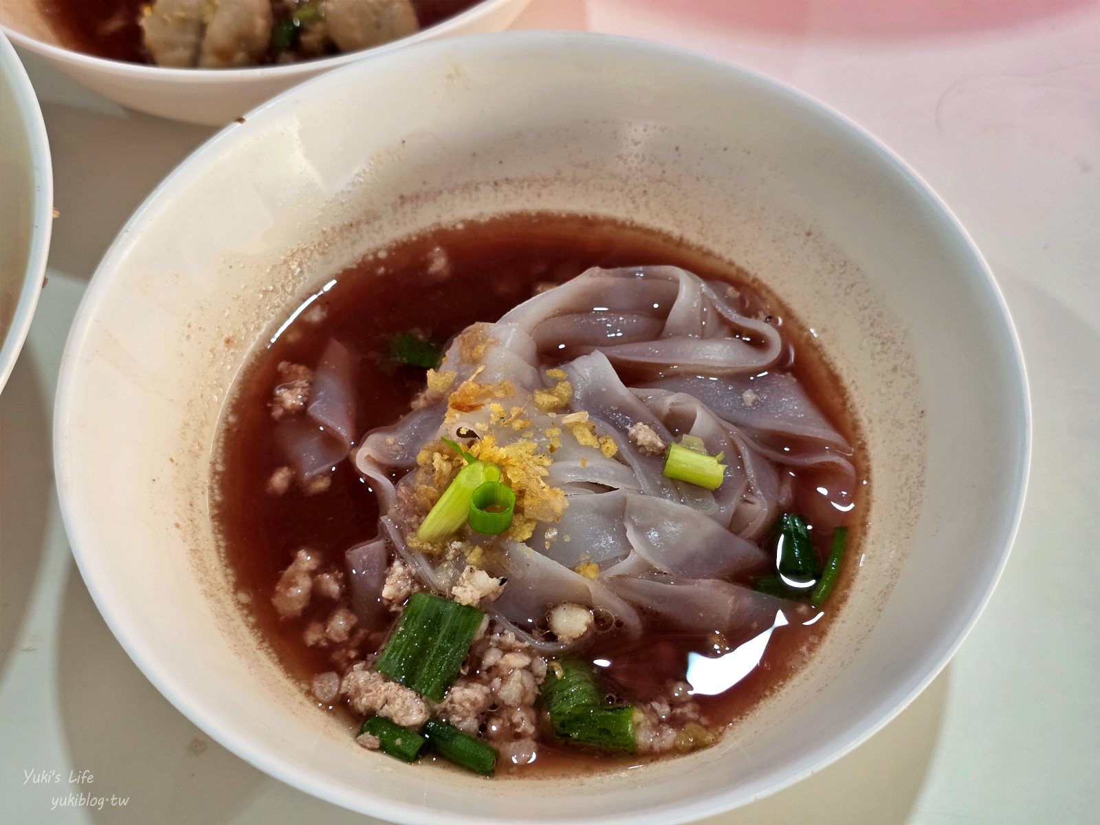 20260313143110_0_2a4345 【清邁必吃美食】3元船麵「Kuaytiaw 3 Baht」CP值爆表！挑戰堆疊高塔的冒險，打卡必訪！