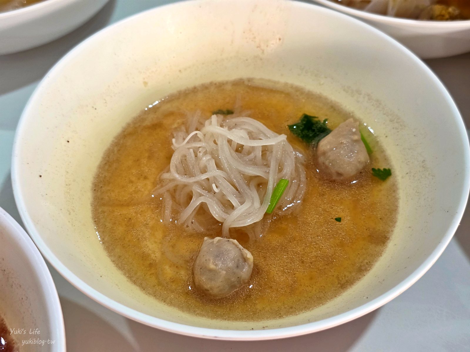 20260313143110_0_757e86 【清邁必吃美食】3元船麵「Kuaytiaw 3 Baht」CP值爆表！挑戰堆疊高塔的冒險，打卡必訪！