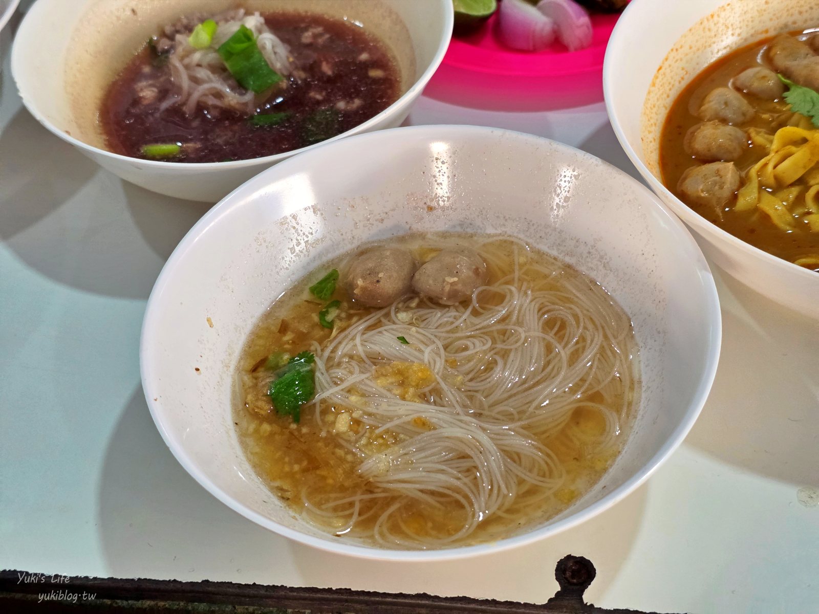 20260313143111_0_903e7b 【清邁必吃美食】3元船麵「Kuaytiaw 3 Baht」CP值爆表！挑戰堆疊高塔的冒險，打卡必訪！