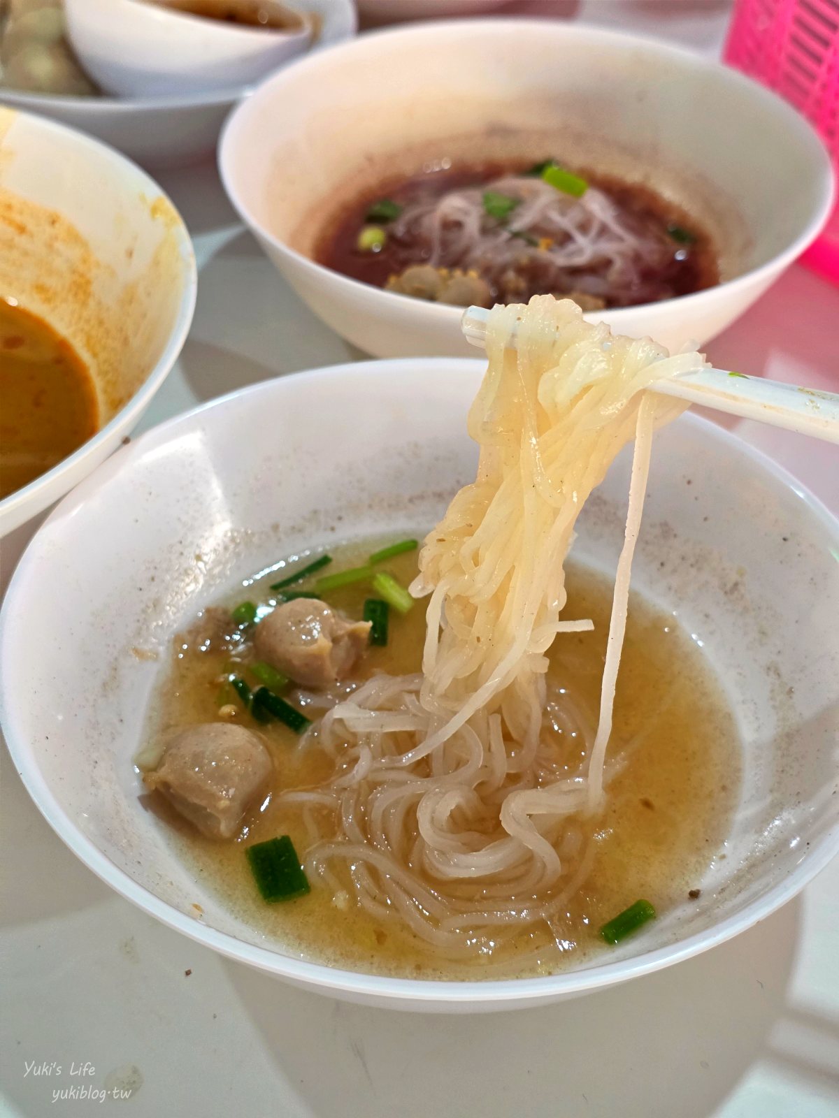 20260313143133_0_0fdcff 【清邁必吃美食】3元船麵「Kuaytiaw 3 Baht」CP值爆表！挑戰堆疊高塔的冒險，打卡必訪！