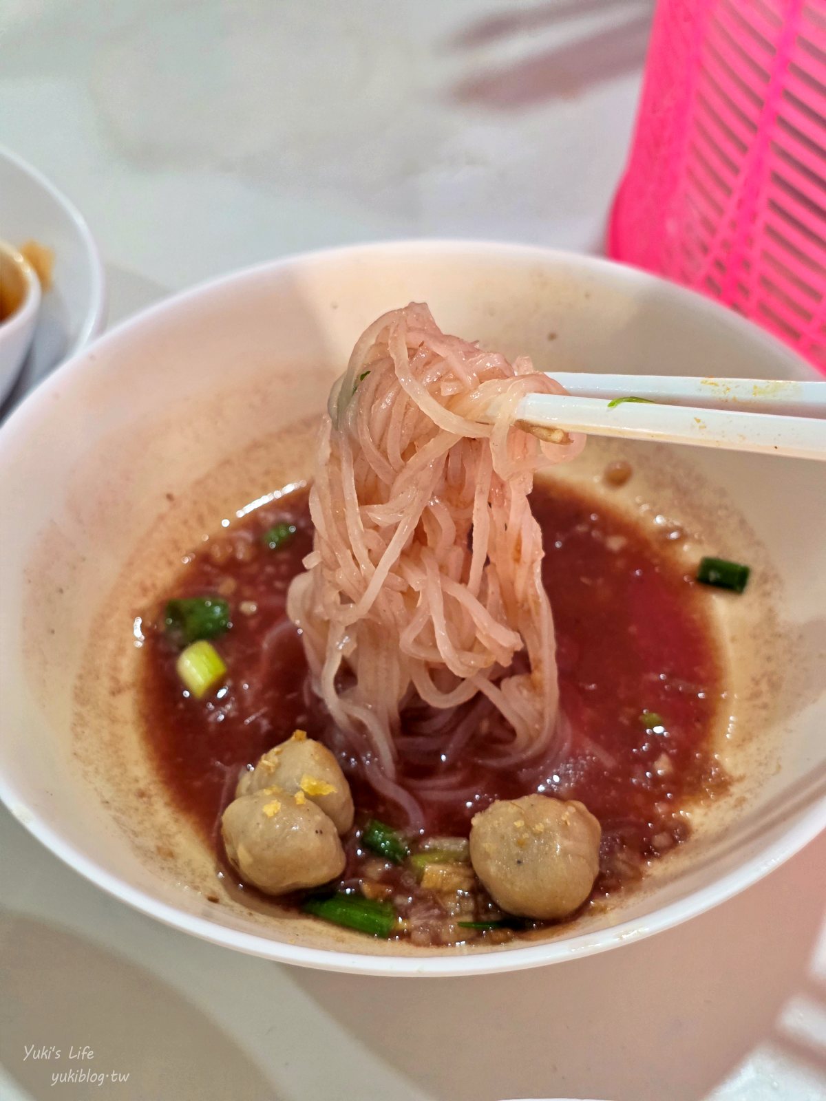 20260313143133_0_ef6822 【清邁必吃美食】3元船麵「Kuaytiaw 3 Baht」CP值爆表！挑戰堆疊高塔的冒險，打卡必訪！