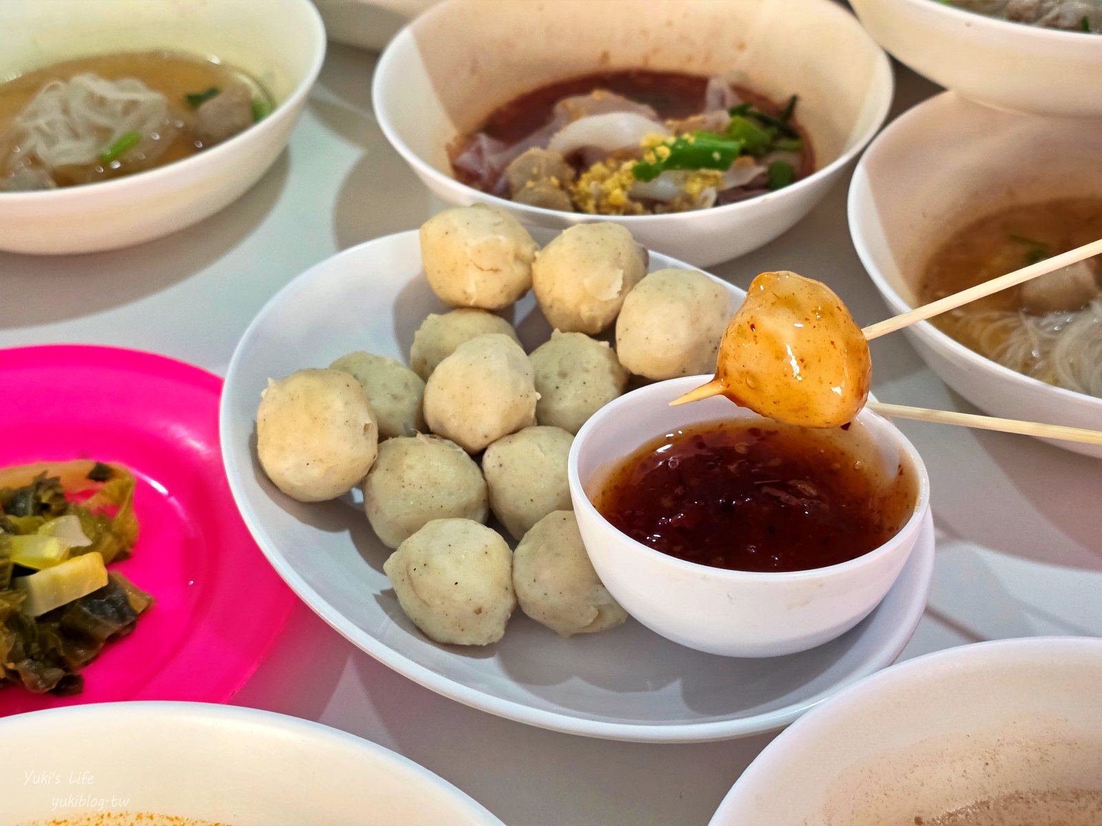 20260313143138_0_33d215 【清邁必吃美食】3元船麵「Kuaytiaw 3 Baht」CP值爆表！挑戰堆疊高塔的冒險，打卡必訪！