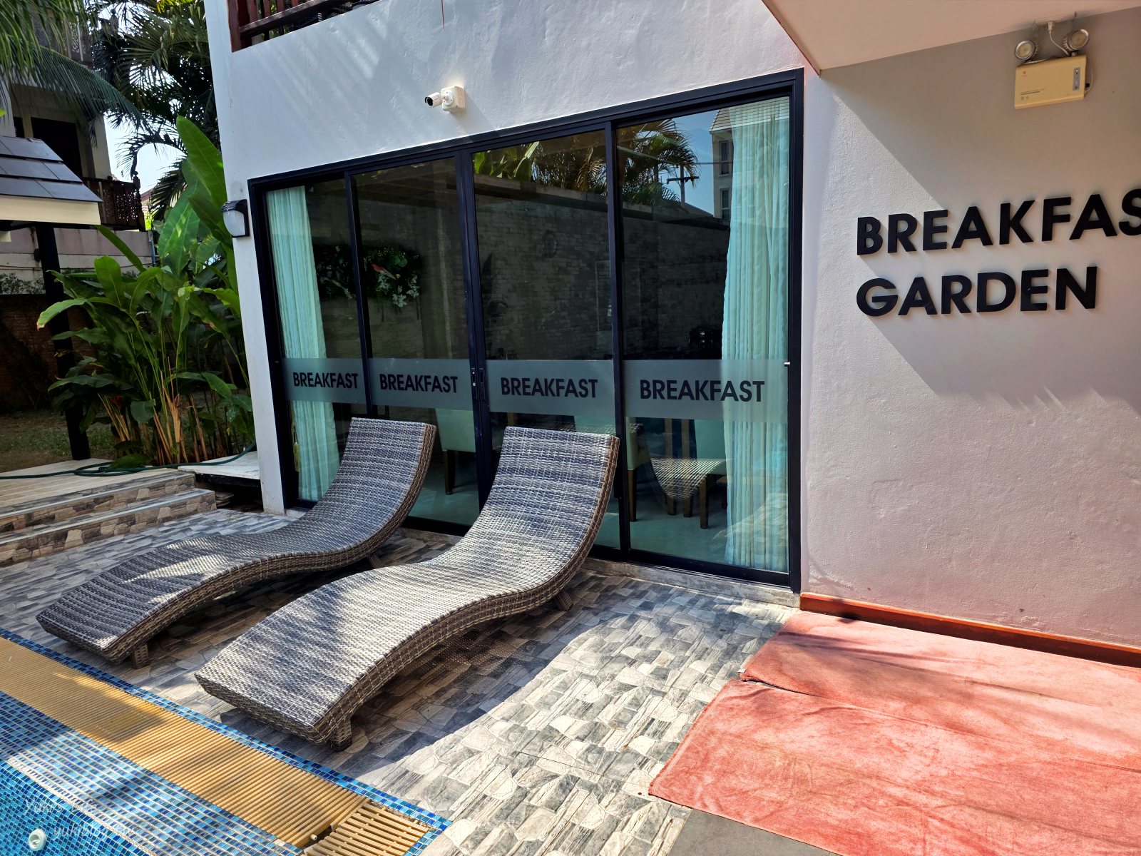 20260313151319_0_5810c2 清邁老城區平價飯店：De Sripoom Hotel，近夜市不到2千元含早餐！游泳池健身房都有超chill