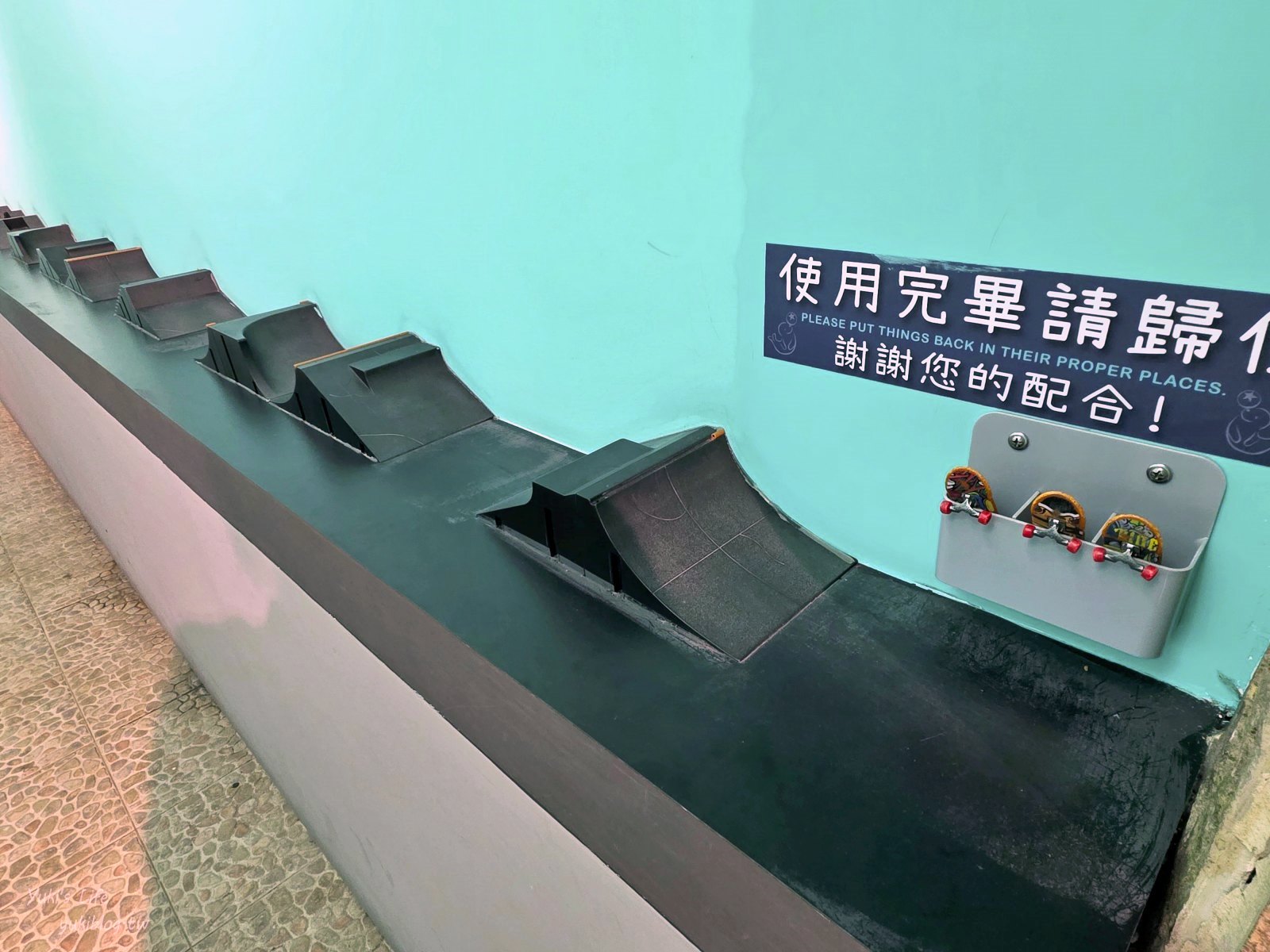 20260521184556_0_b962b7 宜蘭雨天冷氣景點「頭等倉」真人打地鼠、頭頂鐵鍋過電流棒,荒唐爆笑程度爆表!