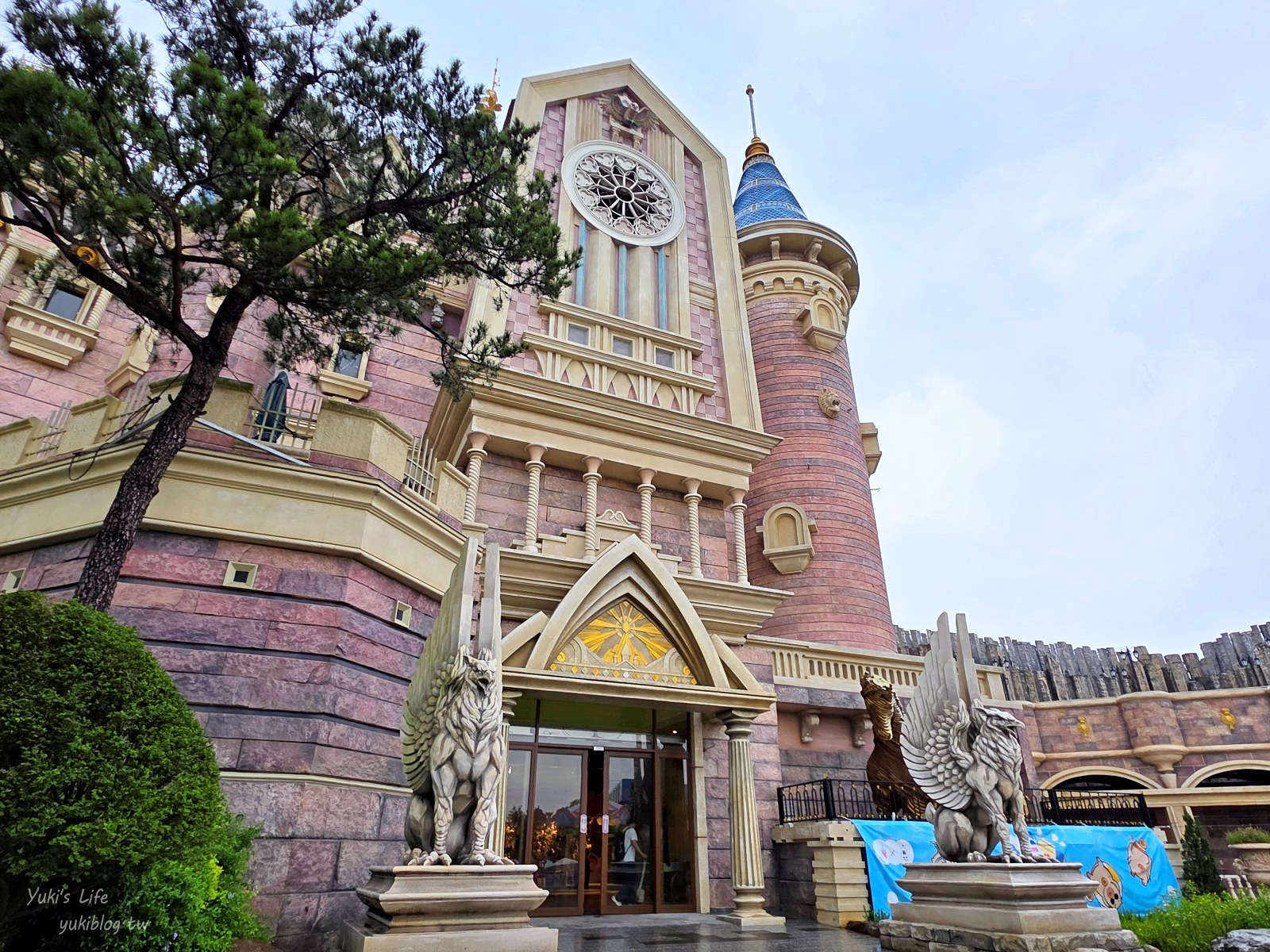 20261001164136_0_94960b 【嘉義景點推薦】歐樂沃築夢城堡：走進巧克力可可奇幻國度，漫步歐洲童話小鎮美拍玩整天