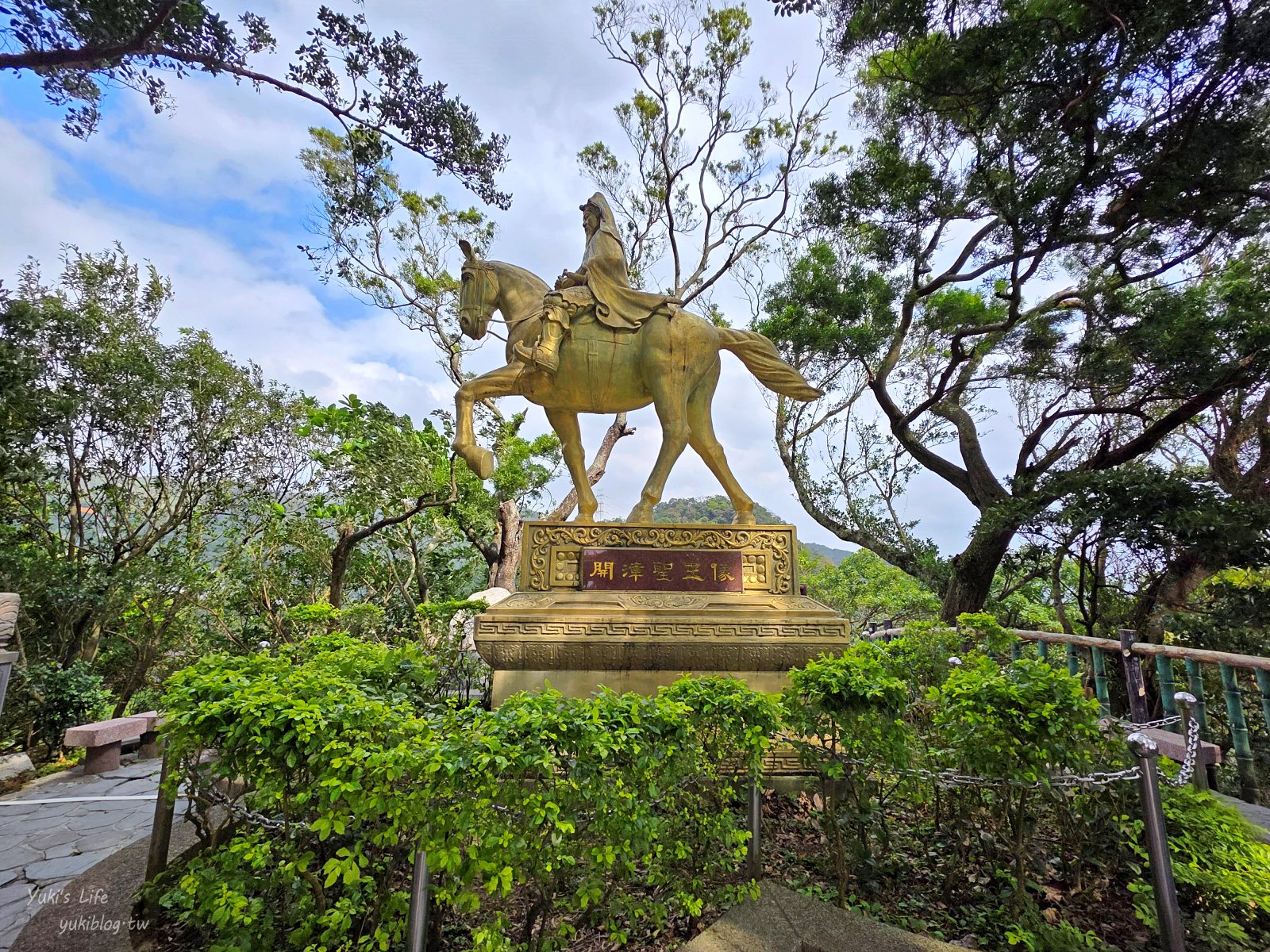 20261002181756_0_d2dfde 【台北內湖景點】碧山巖開漳聖王廟:隱藏版景觀咖啡廳!隨喜喝咖啡坐擁台北101無敵百萬景觀,傍晚浪漫夕陽夜景美翻天