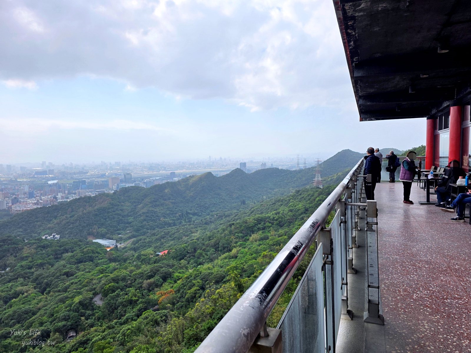 20261002181759_0_7ae2cf 【台北內湖景點】碧山巖開漳聖王廟:隱藏版景觀咖啡廳!隨喜喝咖啡坐擁台北101無敵百萬景觀,傍晚浪漫夕陽夜景美翻天