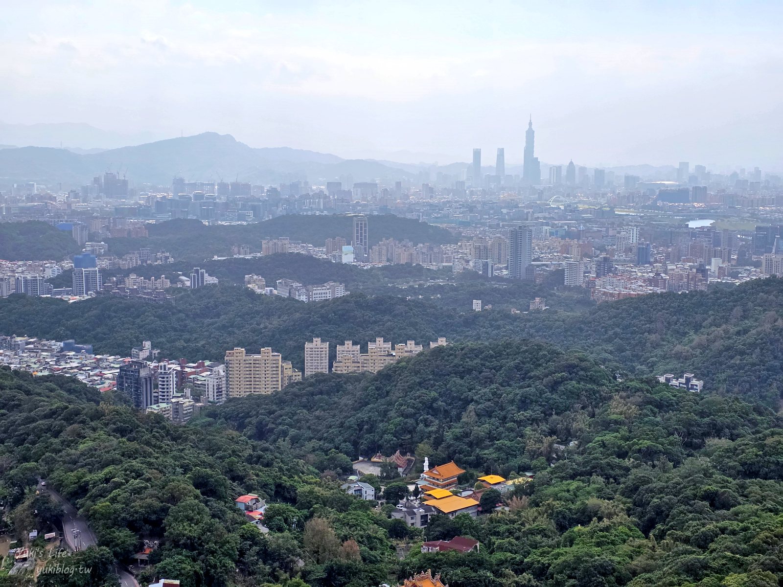 20261002181800_0_7724d7 【台北內湖景點】碧山巖開漳聖王廟:隱藏版景觀咖啡廳!隨喜喝咖啡坐擁台北101無敵百萬景觀,傍晚浪漫夕陽夜景美翻天