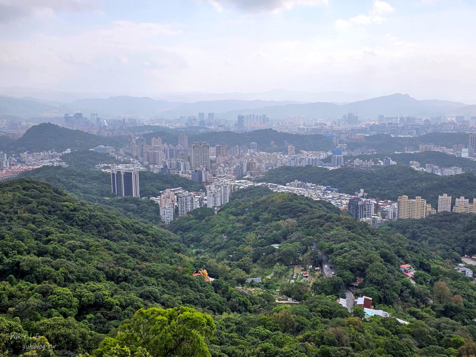 20261002181800_0_cb2ff7 【台北內湖景點】碧山巖開漳聖王廟:隱藏版景觀咖啡廳!隨喜喝咖啡坐擁台北101無敵百萬景觀,傍晚浪漫夕陽夜景美翻天