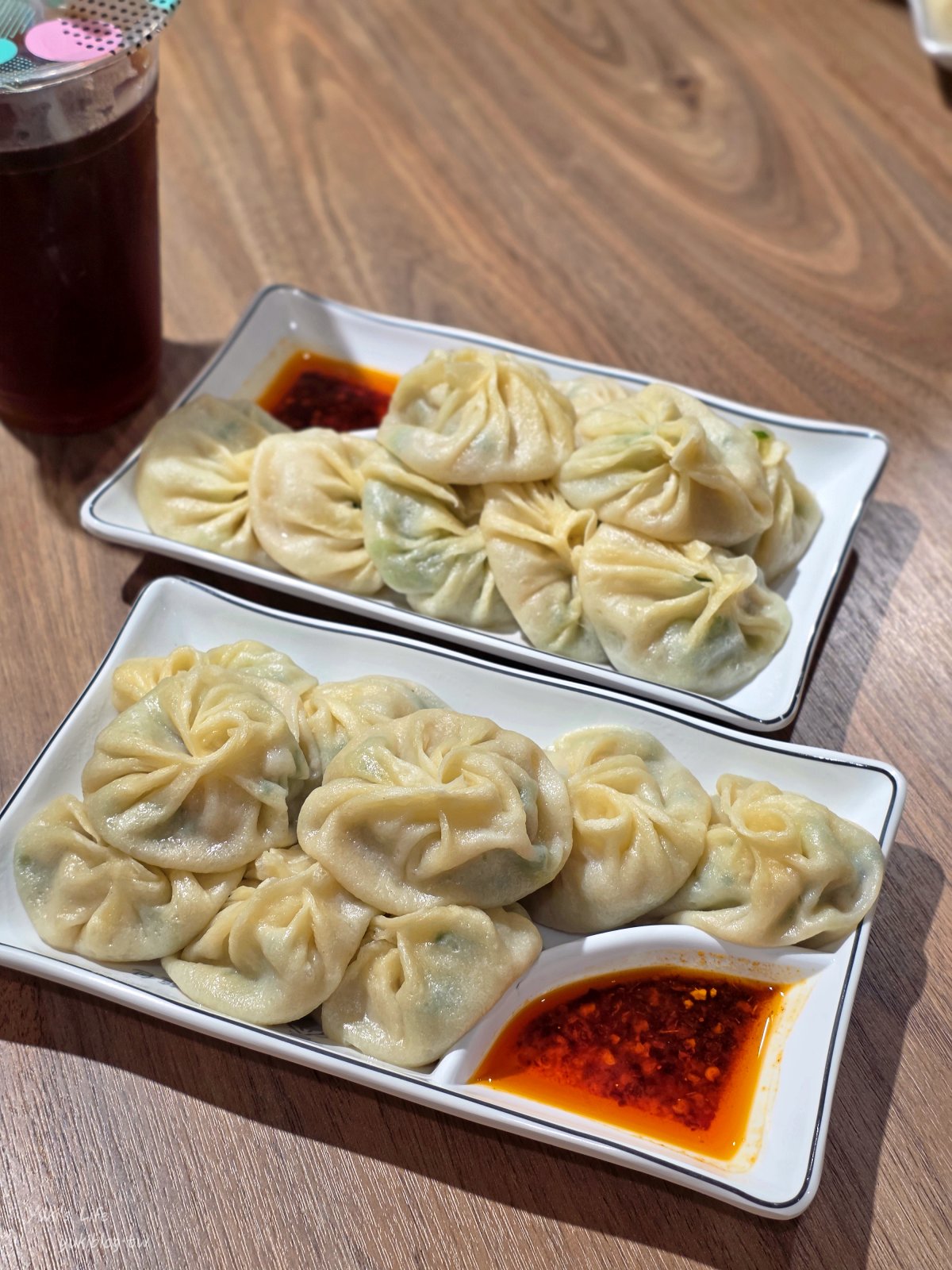 20261027171251_0_2019d6 【宜蘭蘇澳美食】正好鮮肉小籠包(蘇澳店)火車站旁現點現包!滿滿三星蔥肉汁超鮮美,推薦必加特製辣油,一人一盤超過癮