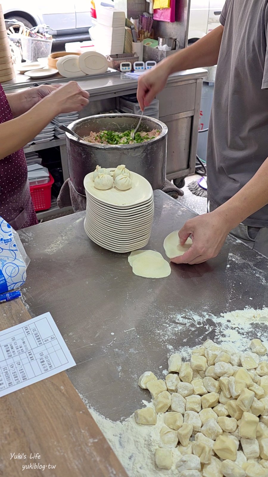 20261027172522_0_6fedef 【宜蘭蘇澳美食】正好鮮肉小籠包(蘇澳店)火車站旁現點現包!滿滿三星蔥肉汁超鮮美,推薦必加特製辣油,一人一盤超過癮