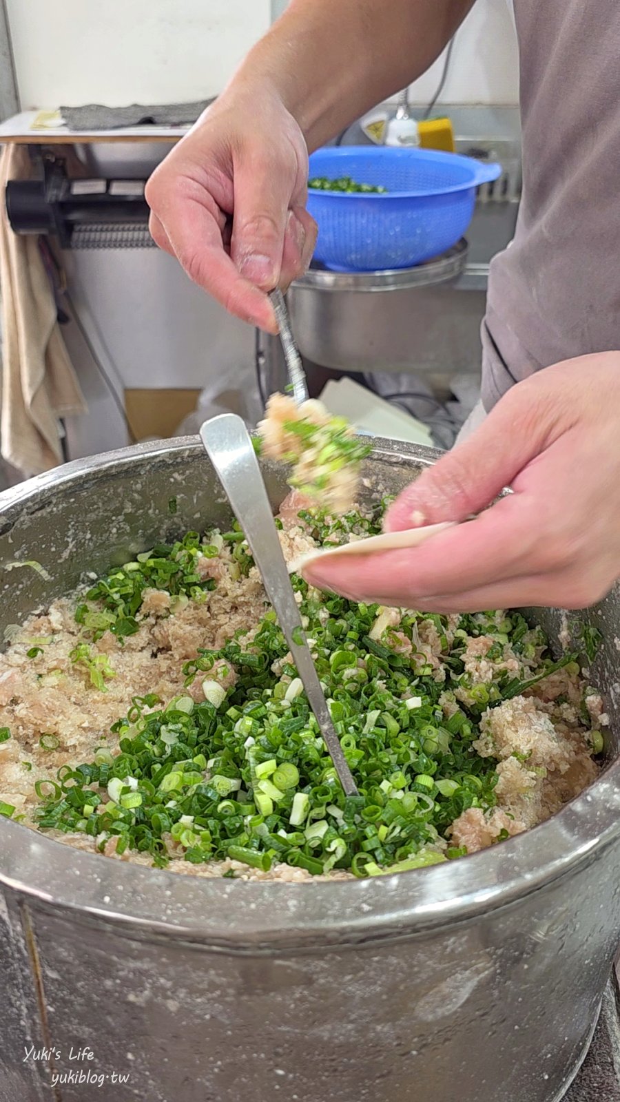 20261027172531_0_10f905 【宜蘭蘇澳美食】正好鮮肉小籠包(蘇澳店)火車站旁現點現包!滿滿三星蔥肉汁超鮮美,推薦必加特製辣油,一人一盤超過癮