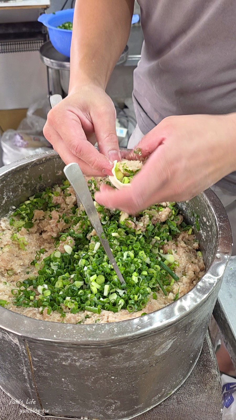 20261027172536_0_abc7ee 【宜蘭蘇澳美食】正好鮮肉小籠包(蘇澳店)火車站旁現點現包!滿滿三星蔥肉汁超鮮美,推薦必加特製辣油,一人一盤超過癮