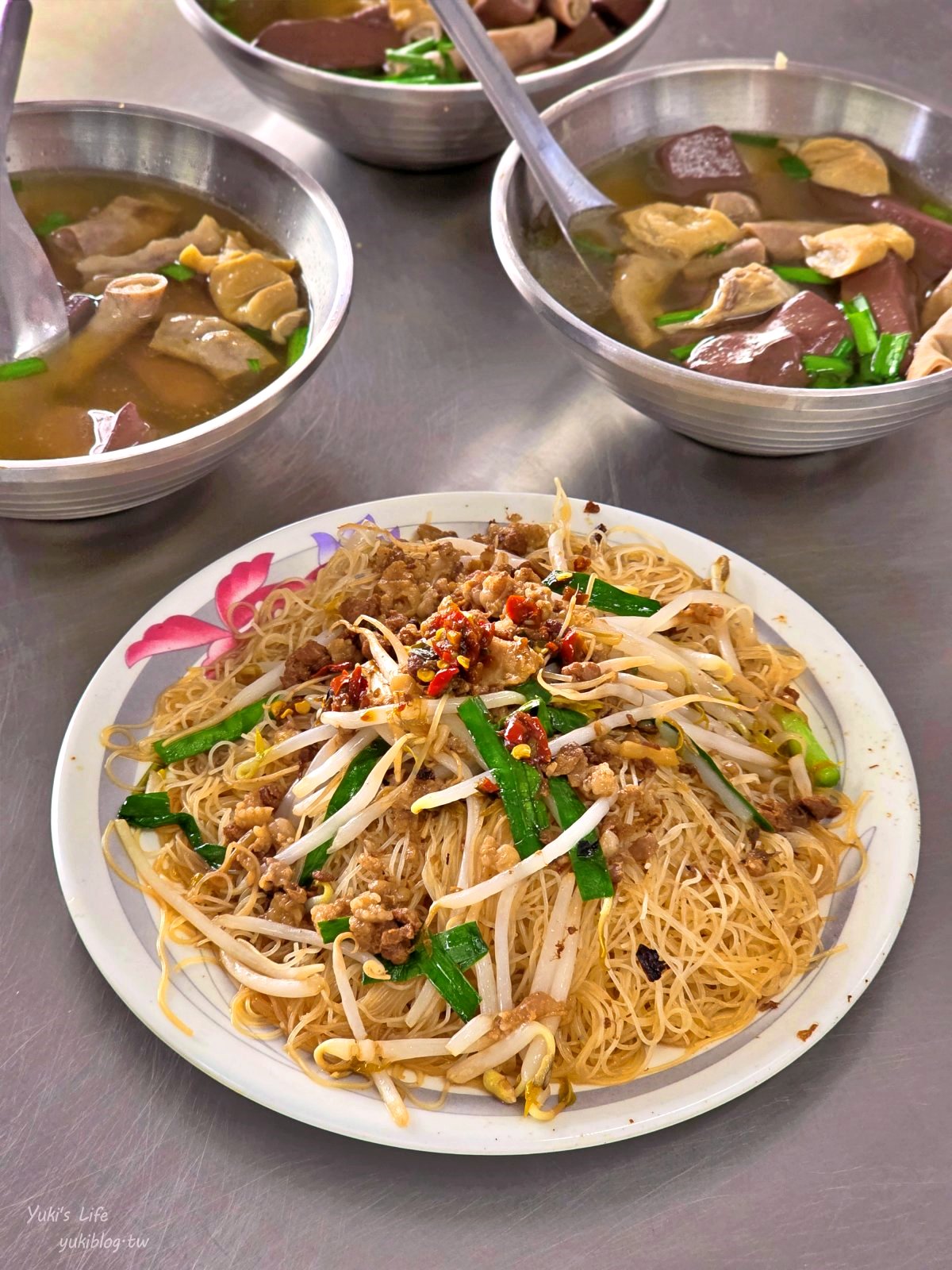 20261030003429_0_36ade0 【高雄新興美食】55年老店豬血湯:在地人銅板價早餐這樣吃!