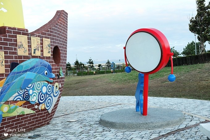 台中免費親子景點【梧棲頂魚寮公園】鯨魚溜滑梯×3D海洋立體彩繪×兒童迷宮花園~打卡野餐好去處 - yuki.tw