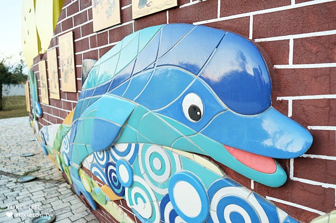 台中免費親子景點【梧棲頂魚寮公園】鯨魚溜滑梯×3D海洋立體彩繪×兒童迷宮花園~打卡野餐好去處 - yuki.tw