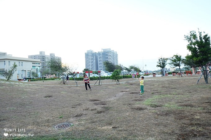 台中免費親子景點【梧棲頂魚寮公園】鯨魚溜滑梯×3D海洋立體彩繪×兒童迷宮花園~打卡野餐好去處 - yuki.tw