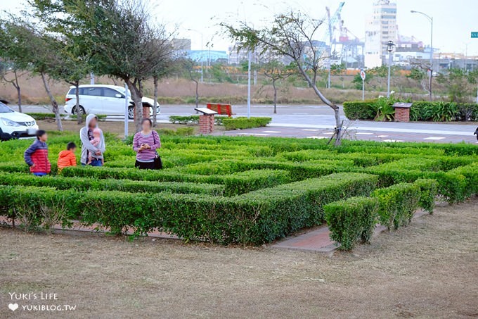 台中免費親子景點【梧棲頂魚寮公園】鯨魚溜滑梯×3D海洋立體彩繪×兒童迷宮花園~打卡野餐好去處 - yuki.tw