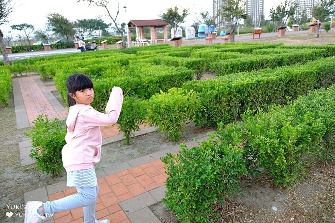 台中免費親子景點【梧棲頂魚寮公園】鯨魚溜滑梯×3D海洋立體彩繪×兒童迷宮花園~打卡野餐好去處 - yuki.tw