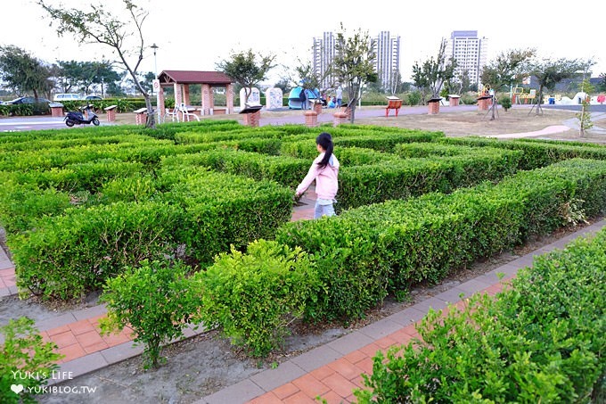 台中免費親子景點【梧棲頂魚寮公園】鯨魚溜滑梯×3D海洋立體彩繪×兒童迷宮花園~打卡野餐好去處 - yuki.tw