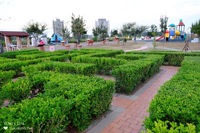 台中免費親子景點【梧棲頂魚寮公園】鯨魚溜滑梯×3D海洋立體彩繪×兒童迷宮花園~打卡野餐好去處 - yuki.tw