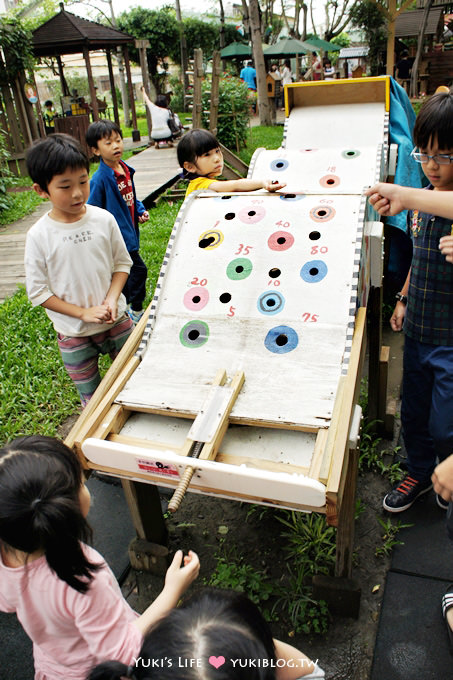 台中親子景點【老樹根木工坊】恐龍溜滑梯木頭樂園×放大版木作玩具❤好喜歡彈珠小驚喜 - yuki.tw