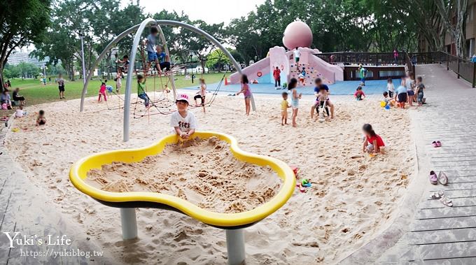 新北景點【溪北生態公園】章魚溜滑梯×海灘風大沙坑挖土機×攀爬網×野餐親子景點(附近隱藏版美食攻略) - yuki.tw