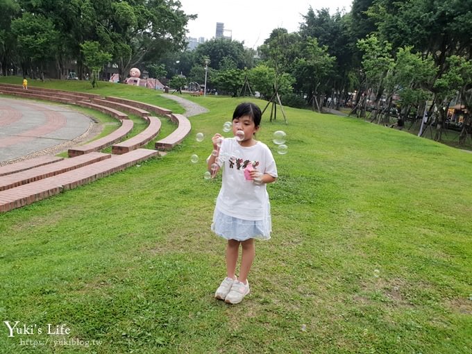 新北景點【溪北生態公園】章魚溜滑梯×海灘風大沙坑挖土機×攀爬網×野餐親子景點(附近隱藏版美食攻略) - yuki.tw