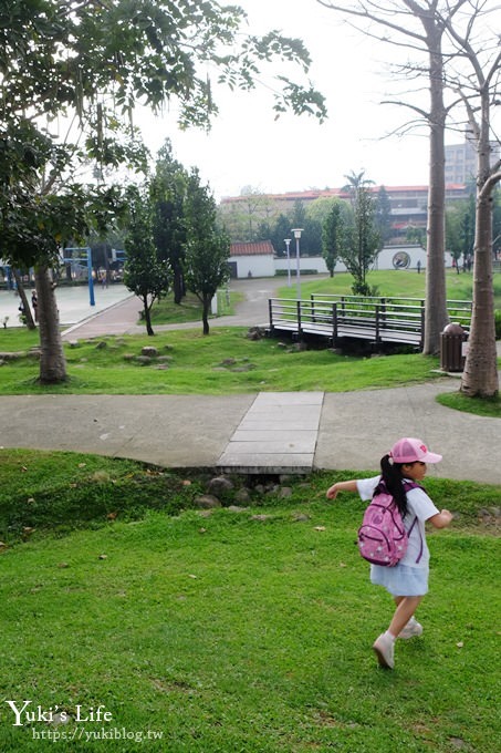 新北景點【溪北生態公園】章魚溜滑梯×海灘風大沙坑挖土機×攀爬網×野餐親子景點(附近隱藏版美食攻略) - yuki.tw