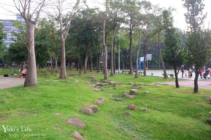 新北景點【溪北生態公園】章魚溜滑梯×海灘風大沙坑挖土機×攀爬網×野餐親子景點(附近隱藏版美食攻略) - yuki.tw