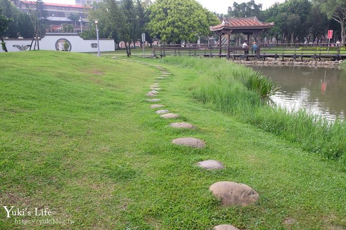 新北景點【溪北生態公園】章魚溜滑梯×海灘風大沙坑挖土機×攀爬網×野餐親子景點(附近隱藏版美食攻略) - yuki.tw