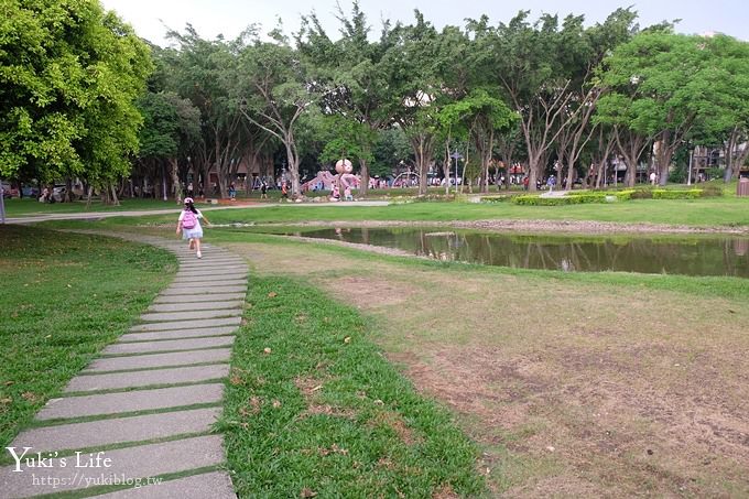 新北景點【溪北生態公園】章魚溜滑梯×海灘風大沙坑挖土機×攀爬網×野餐親子景點(附近隱藏版美食攻略) - yuki.tw