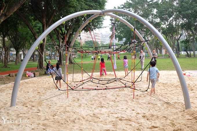 新北景點【溪北生態公園】章魚溜滑梯×海灘風大沙坑挖土機×攀爬網×野餐親子景點(附近隱藏版美食攻略) - yuki.tw