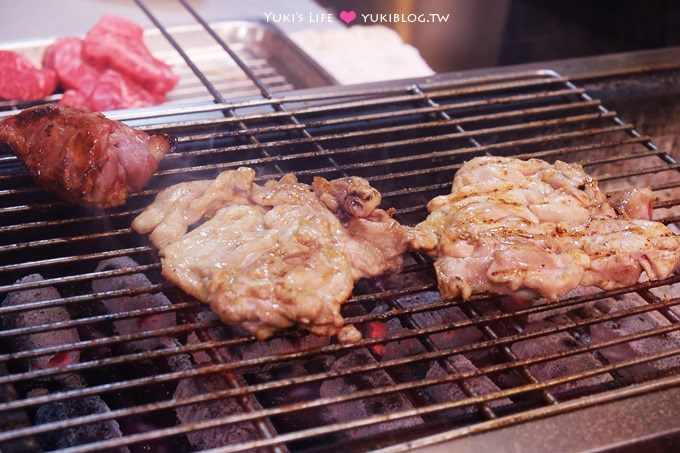 板橋美食【鐵牛原味碳烤牛排】平價鮮嫩多汁牛肉大口吃! 櫻桃鴨、雞排、豬排都讓人滿意! - yuki.tw