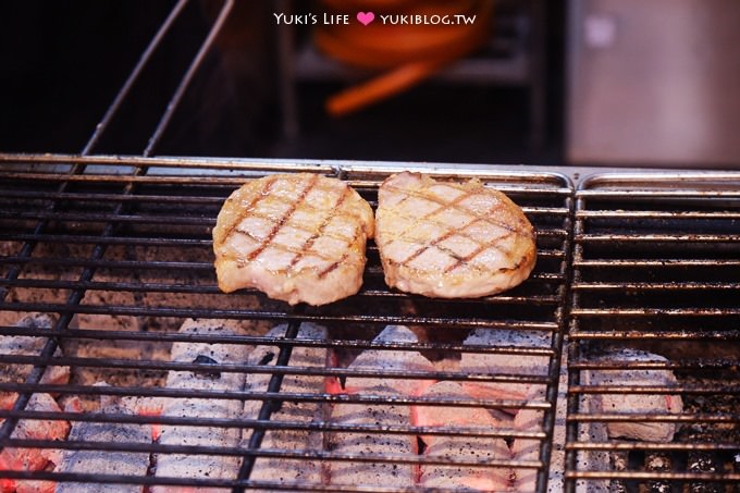 板橋美食【鐵牛原味碳烤牛排】平價鮮嫩多汁牛肉大口吃! 櫻桃鴨、雞排、豬排都讓人滿意! - yuki.tw